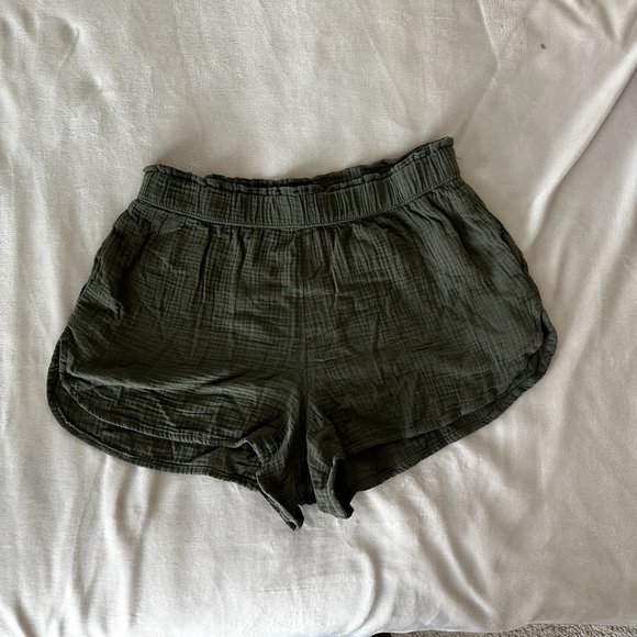 Green Universal Thread linen shorts - Picture 1 of 3